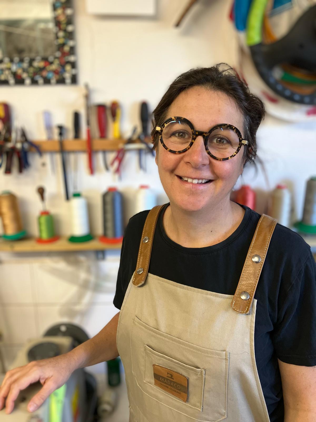 Artisan sellier en salopette dans son atelier